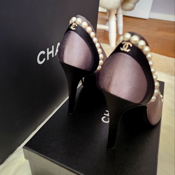 SOLD 🌸🌸 CHANEL Pearl & Satin Pumps - Picture 4 of 14